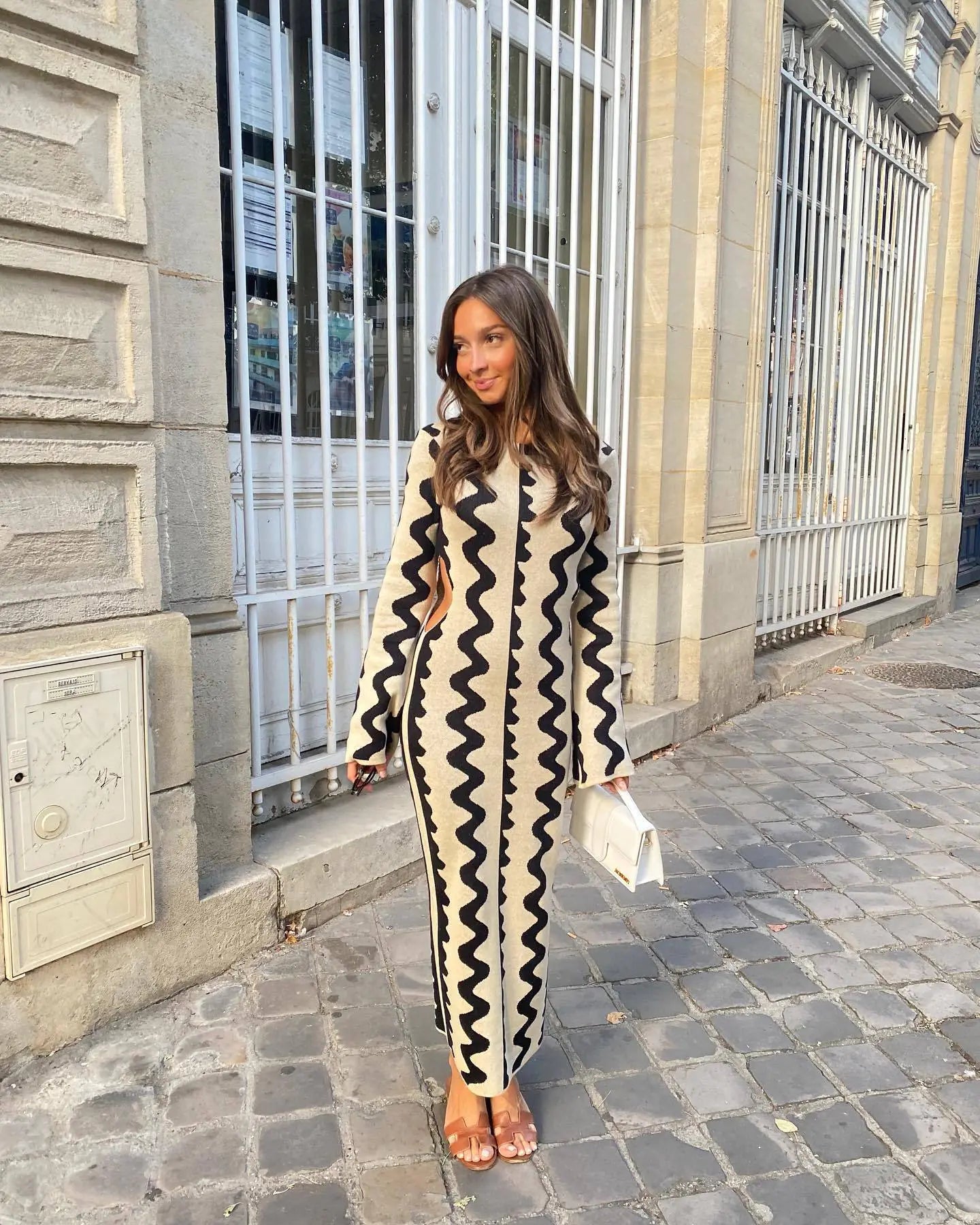 Wavy Slim Dress with Round Neck and Flared Sleeves