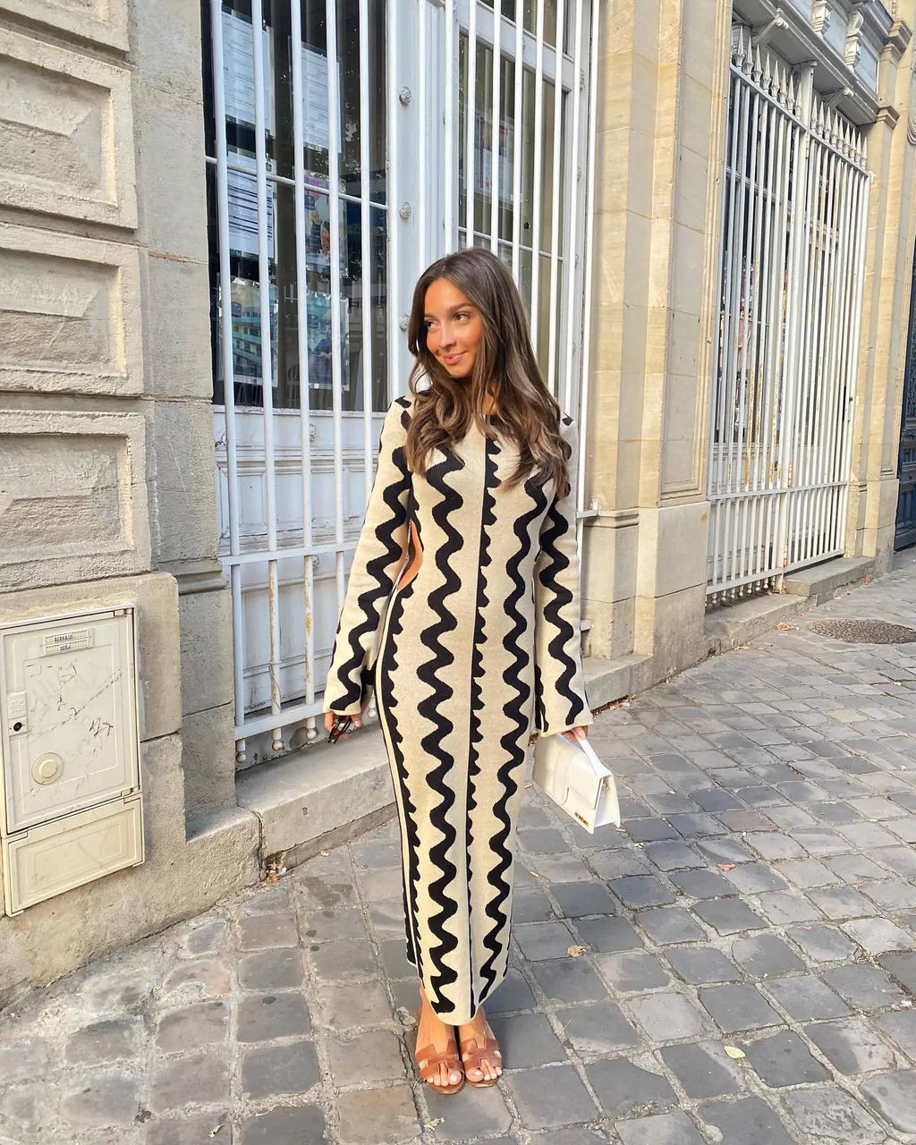 Wavy Slim Dress with Round Neck and Flared Sleeves