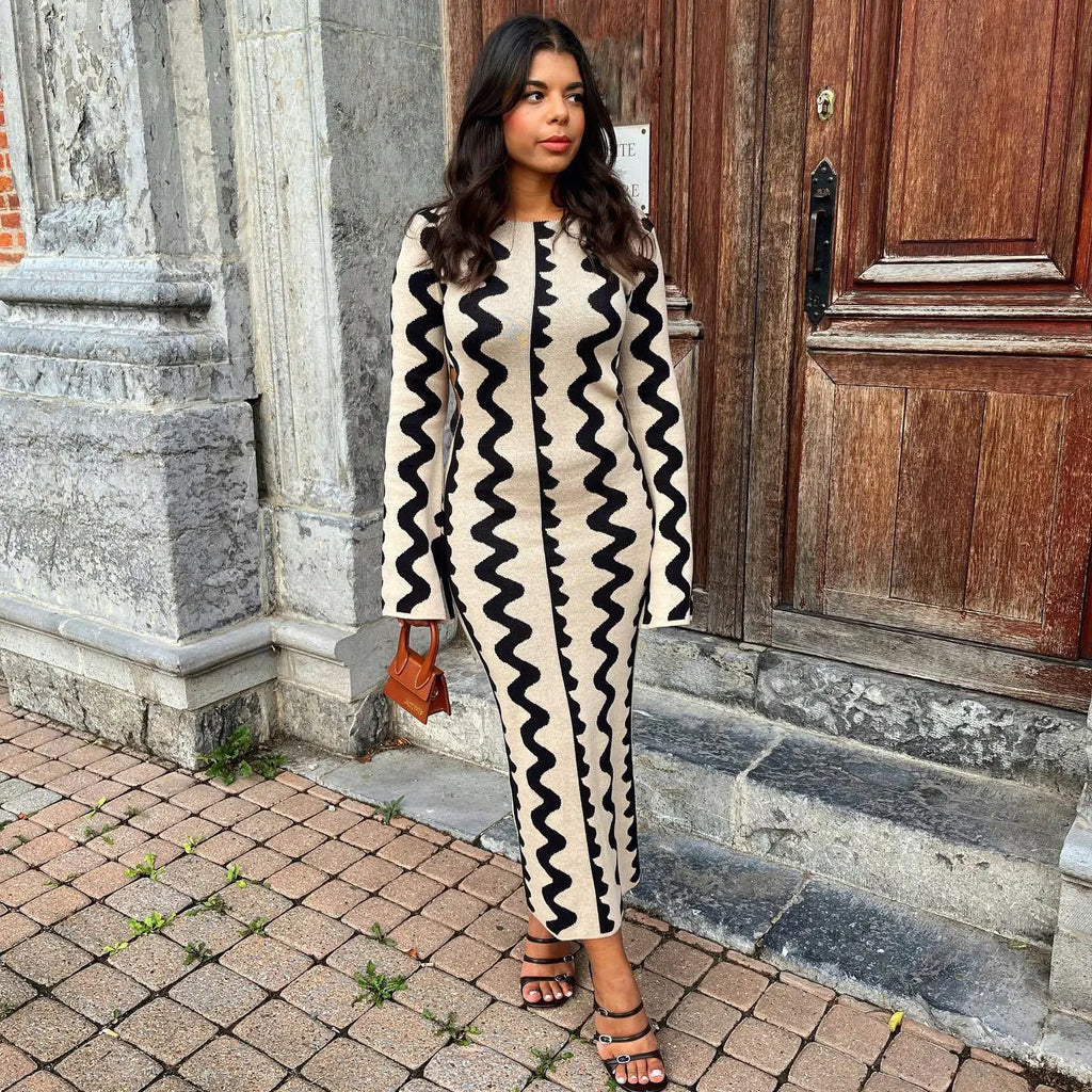 Wavy Slim Dress with Round Neck and Flared Sleeves